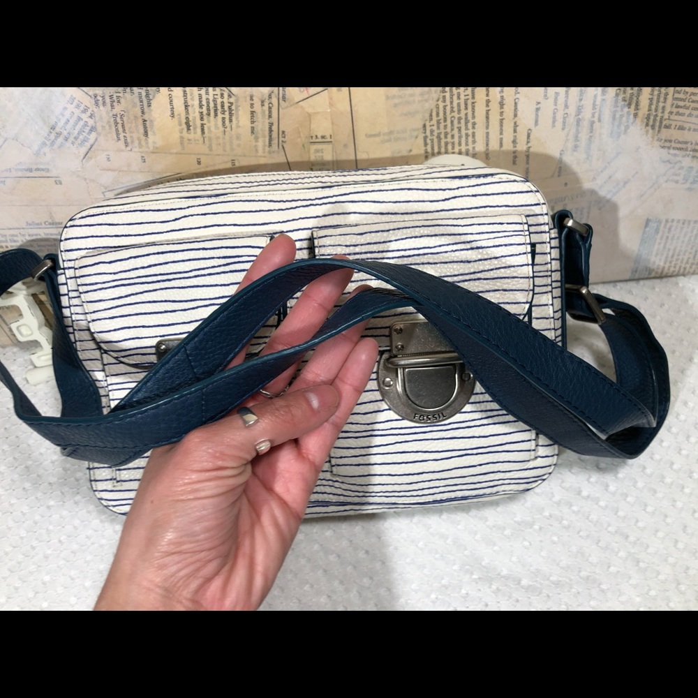 🎉 Fossil Riley Camera Crossbody - Picture 10 of 16